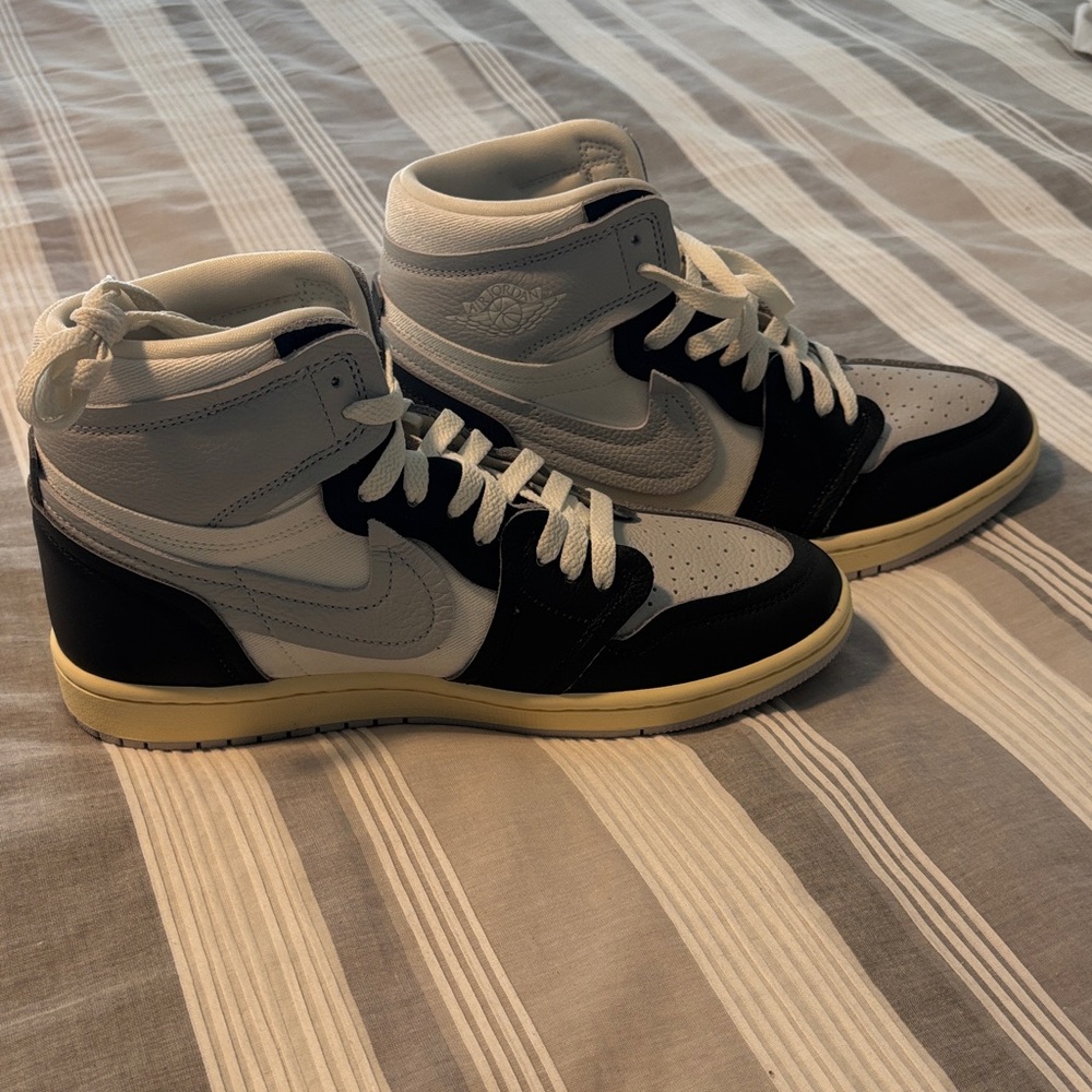 🆕 Nike Gray Sole Sneakers